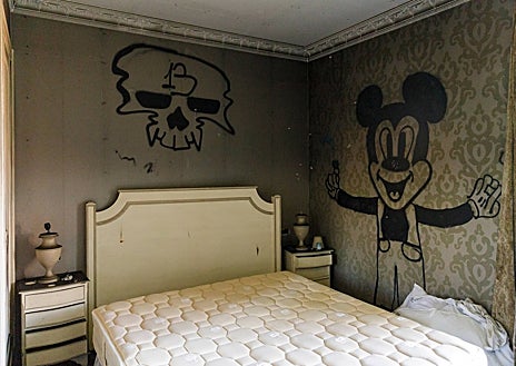 Imagen secundaria 1 - Estado del interior del hotel abandonado en 2018, vandalizado por intrusos, en el momento en el que La Molinera se apropió de él