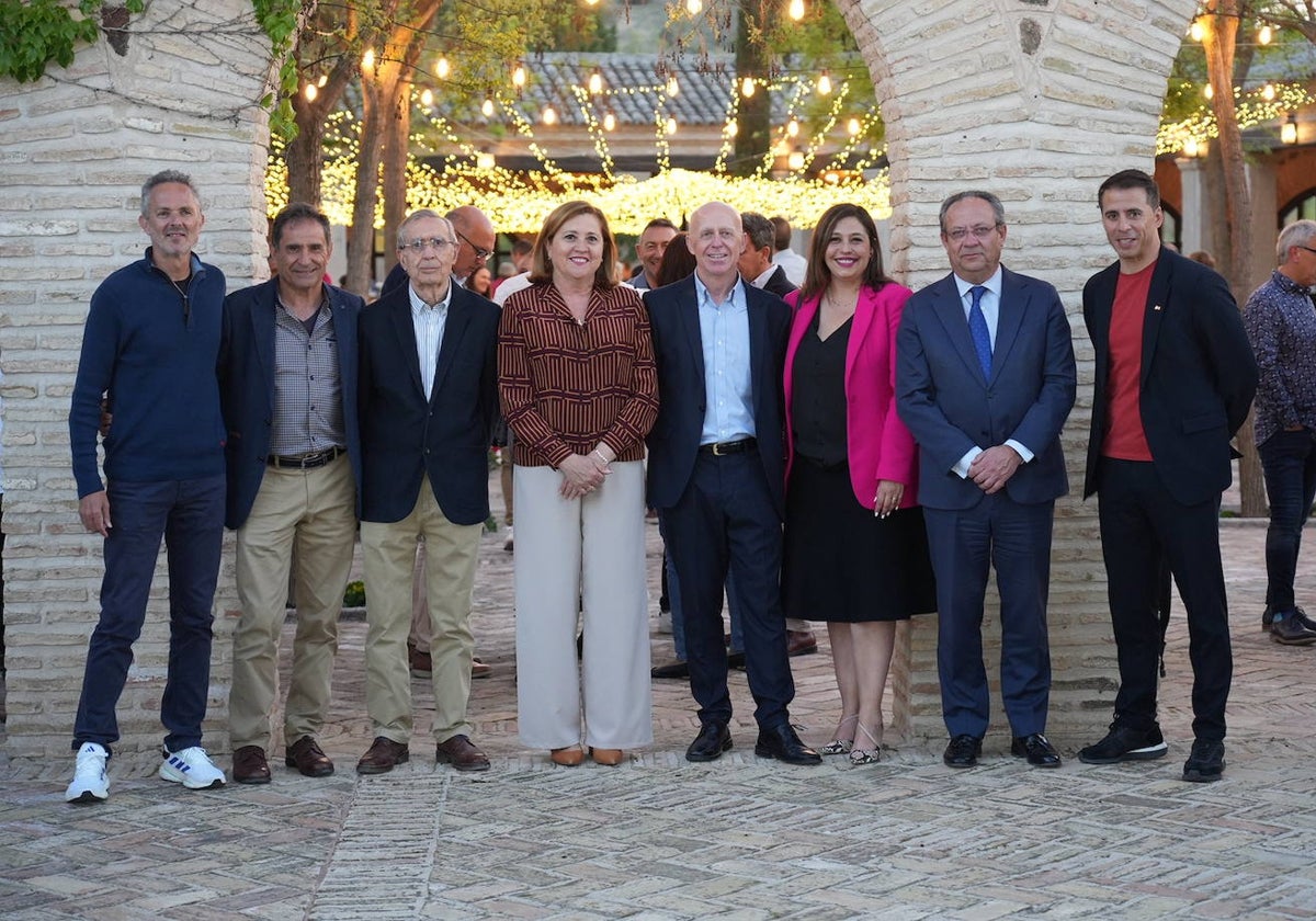 Algunos de los protagonistas con los consejeros Rosa Ana Rodríguez y Juan Alfonso Ruiz Molina, en la presentación del documental en el Cigarral del Ángel