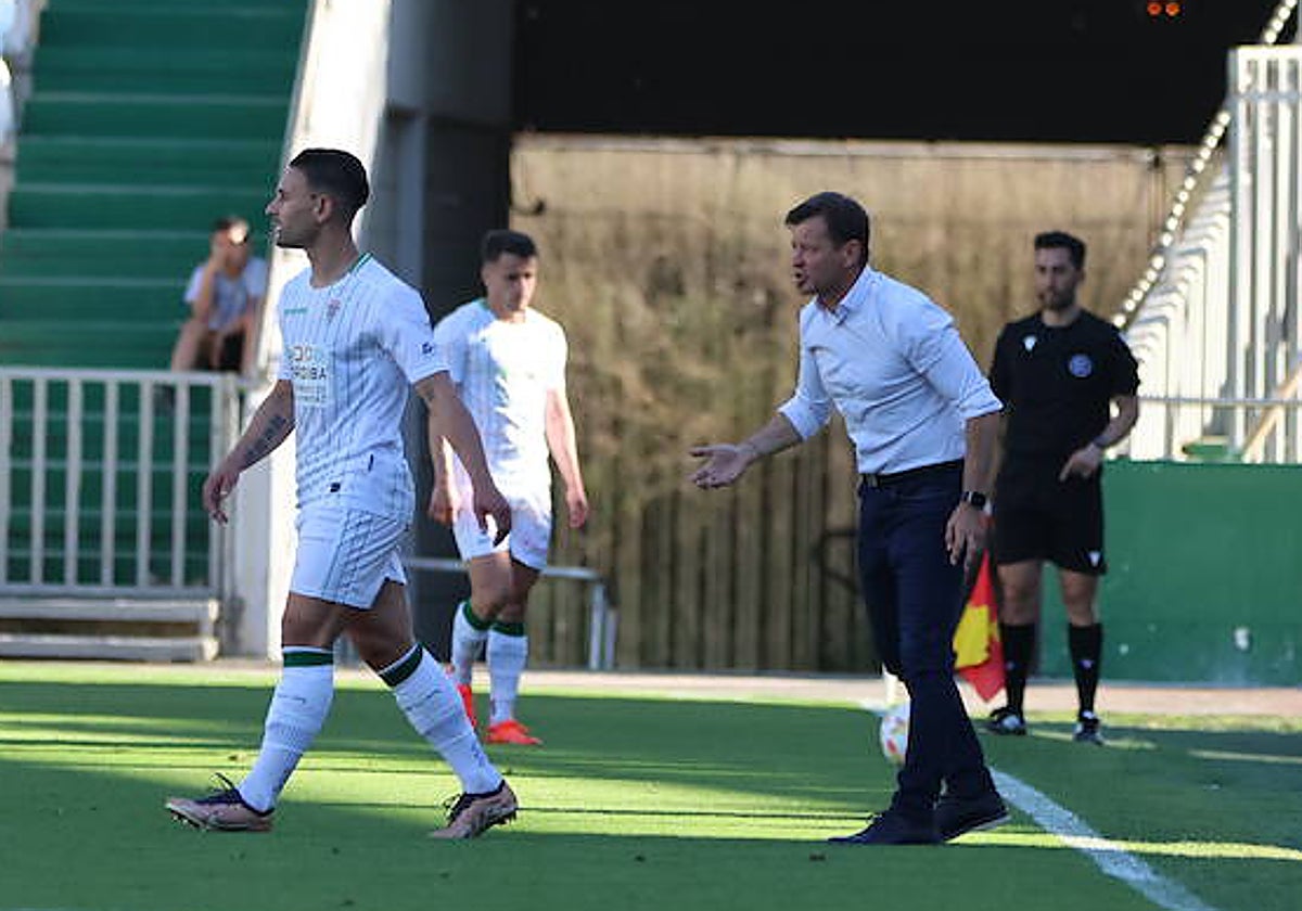Manuel Mosquera da instrucciones a su jugador Kike Márquez