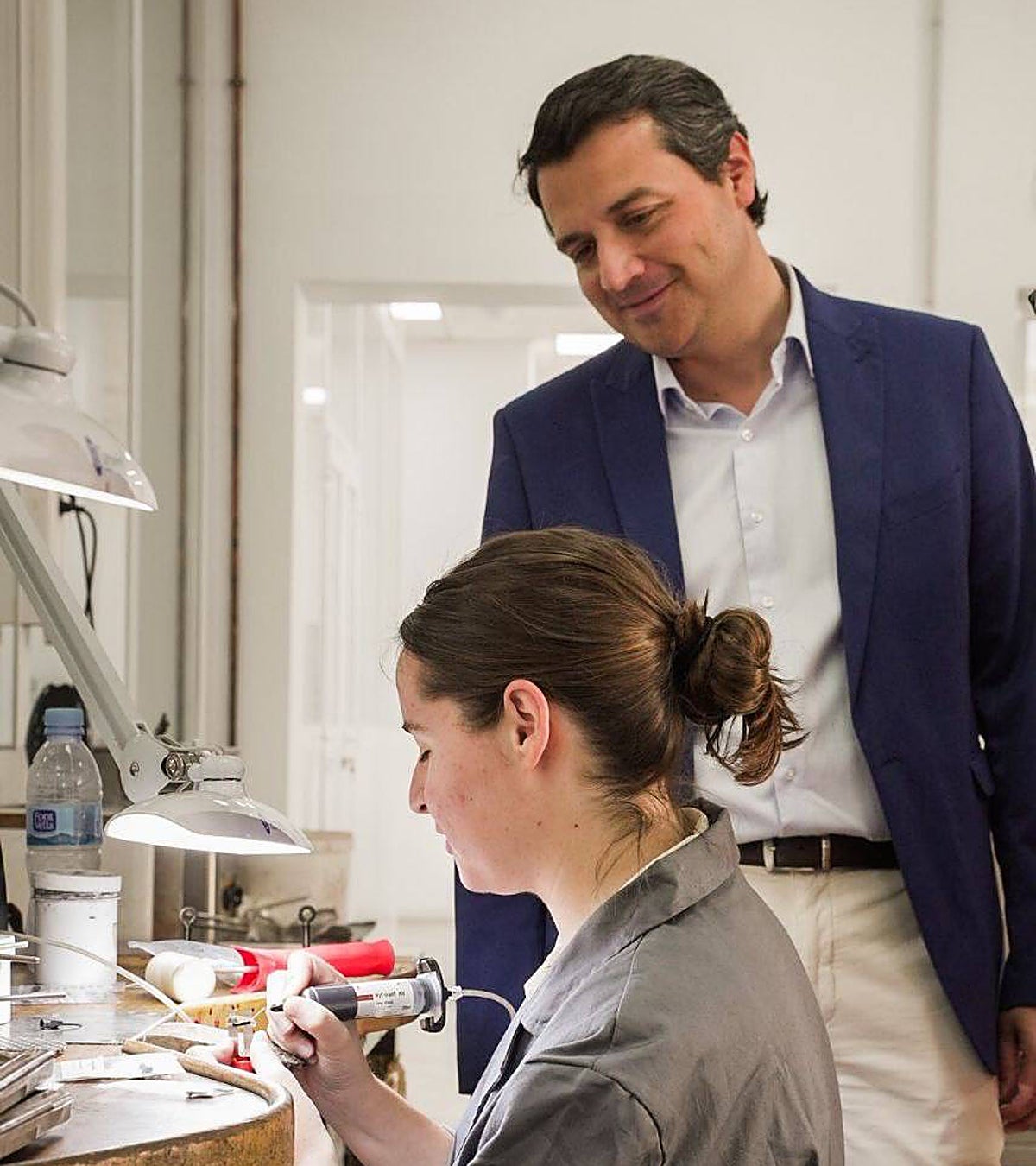 José María Bellido observa el trabajo de una mujer en el Parque Joyero