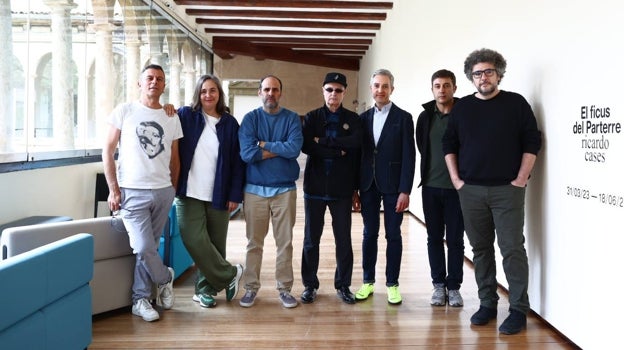 Imagen de los artistas junto a los comisarios de las exposiciones y el director del Centre del Carme durante la presentación de las muestras