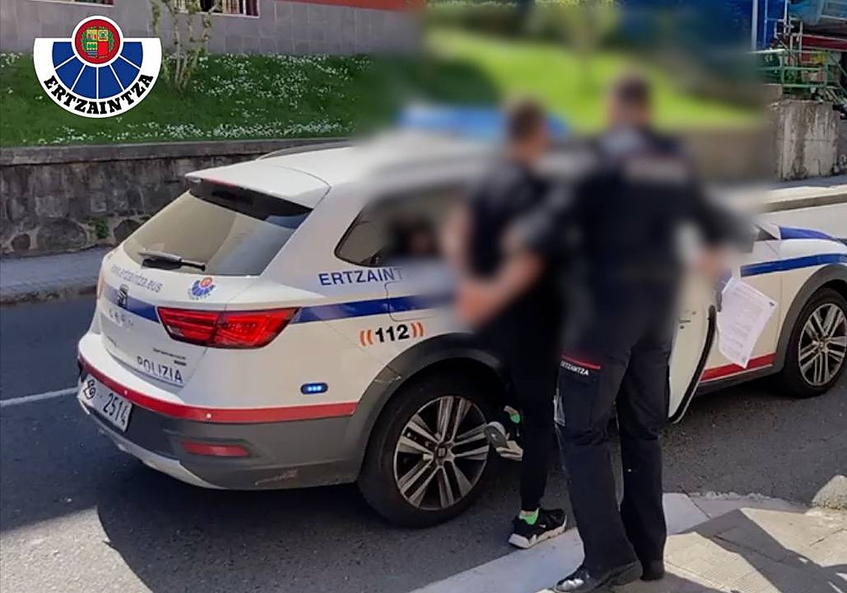 Un ertzaina detiene a uno de los ultras implicados en los atentados