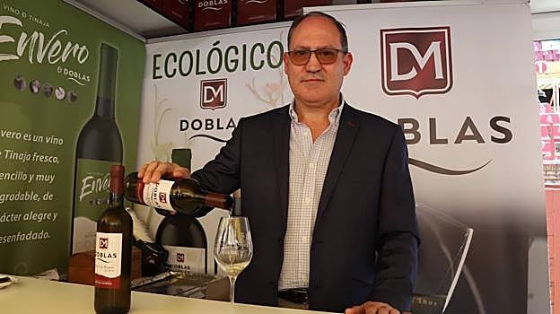 Antonio Doblas, gerente de Bodegas Doblas, sirviendo uno de sus vinos este miércoles en la Cata