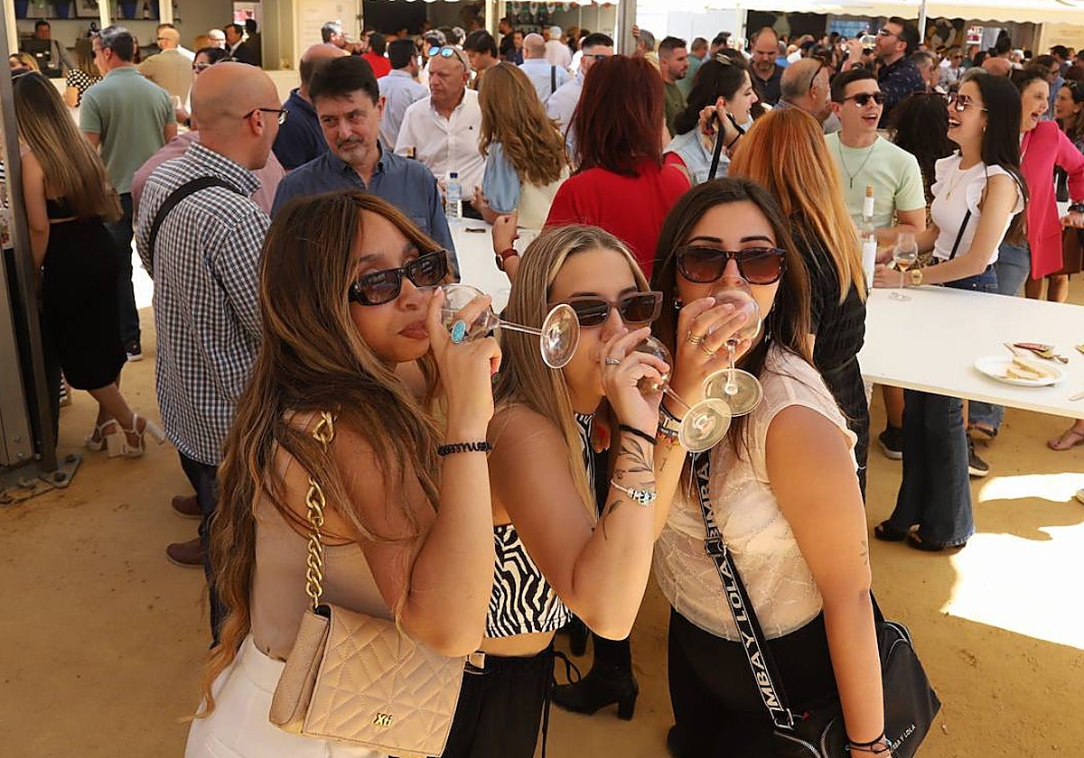 Un grupo de jóvenes, este miércoles en la Cata del Vino de Córdoba