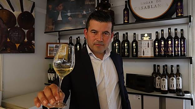 David Ruiz, gerente de Bodegas Lagar de Casablanca, mostrando uno de sus vinos en la Cata