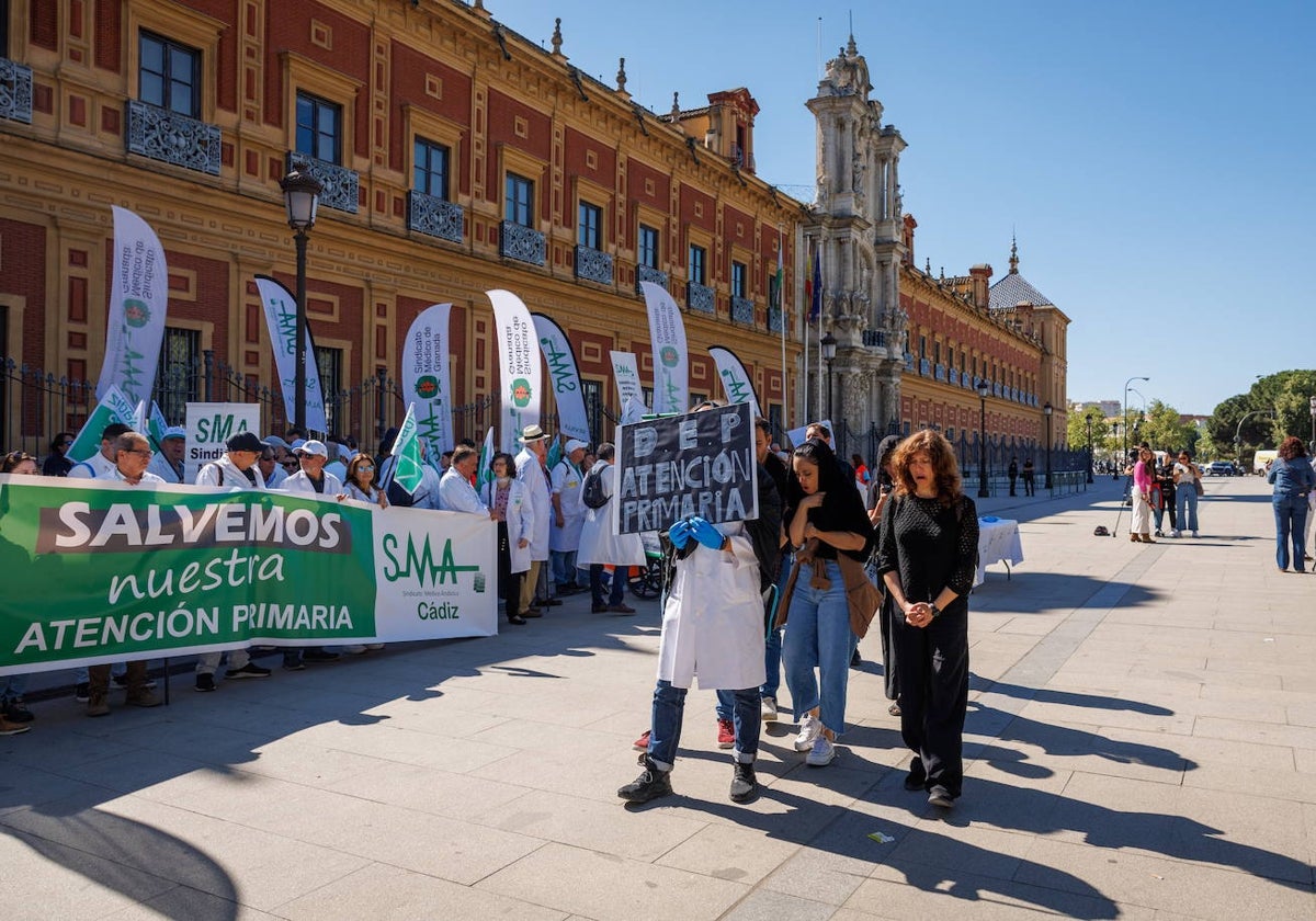 Un grupo del personal sanitario protesta ante el palacio de san Telmo, el pasado día 12