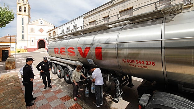 Un camión cisterna reparte agua potable este miércoles en Peñarroya-Pueblonuevo