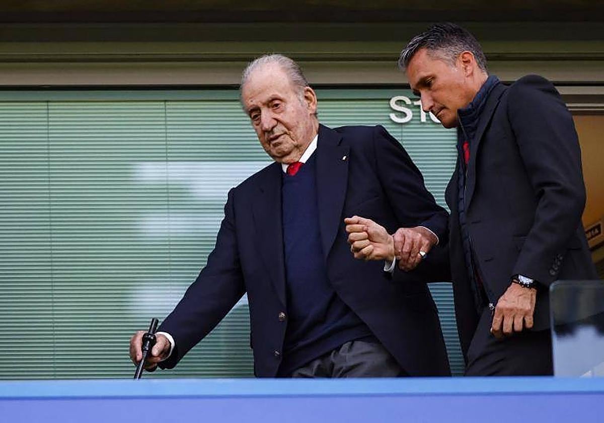Don Juan Carlos, en el palco para ver el partido Chelsea-Real Madrid