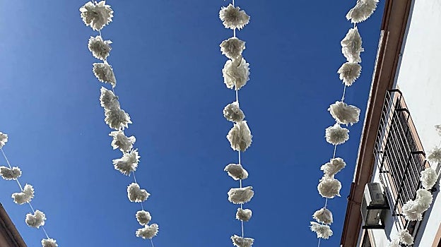 Decoración realizada por diversos colectivos para engalanar las calles