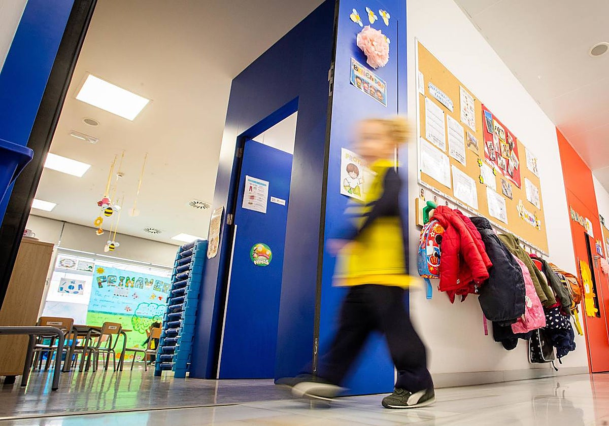 Una niña pasea por su C. E. I. de la Asociación Valenciana de Caridad