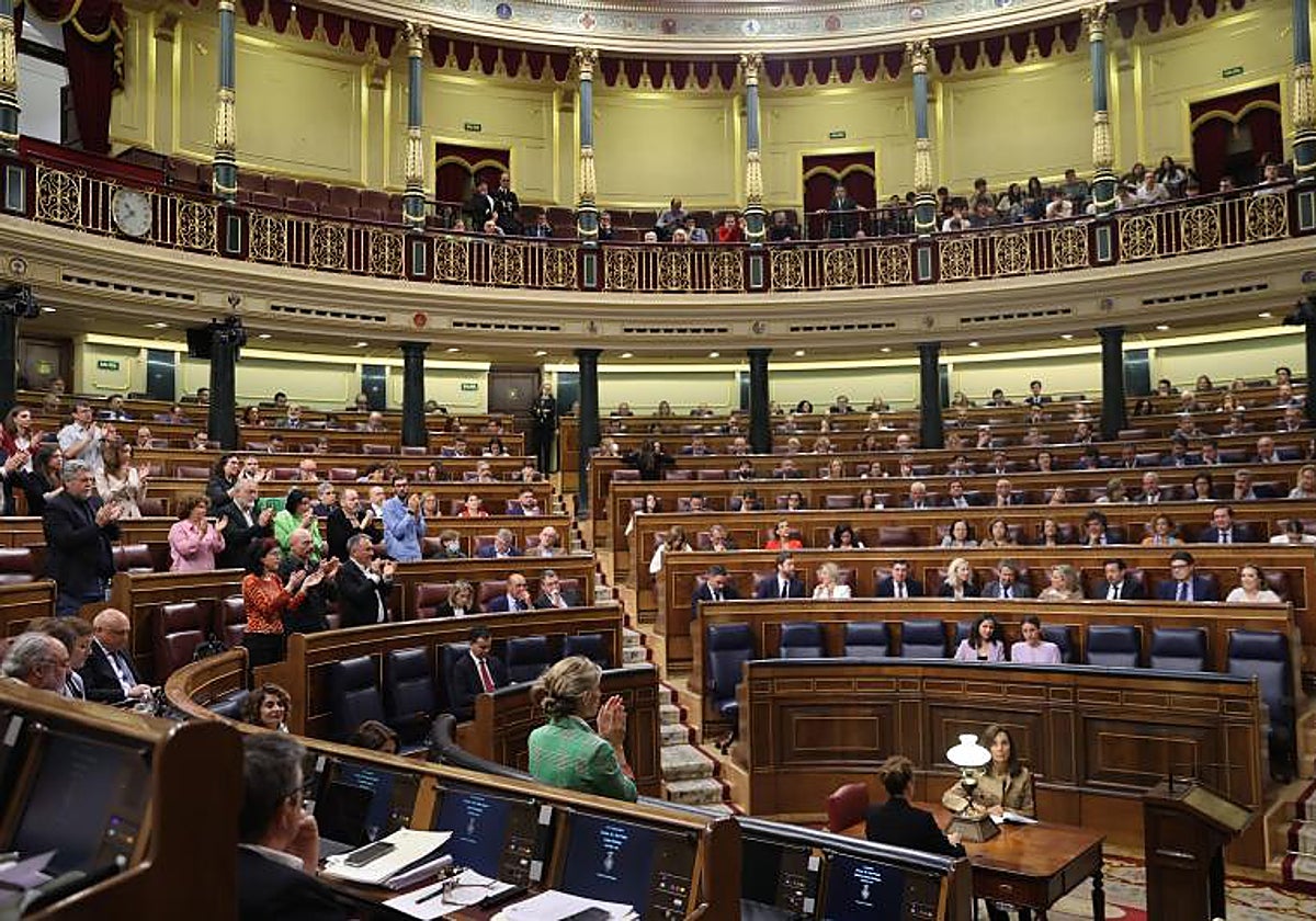 Las ministras Belarra y Montero se abrazan en un momento del pleno mientras las aplaude la vicepresidenta Yolanda Díaz
