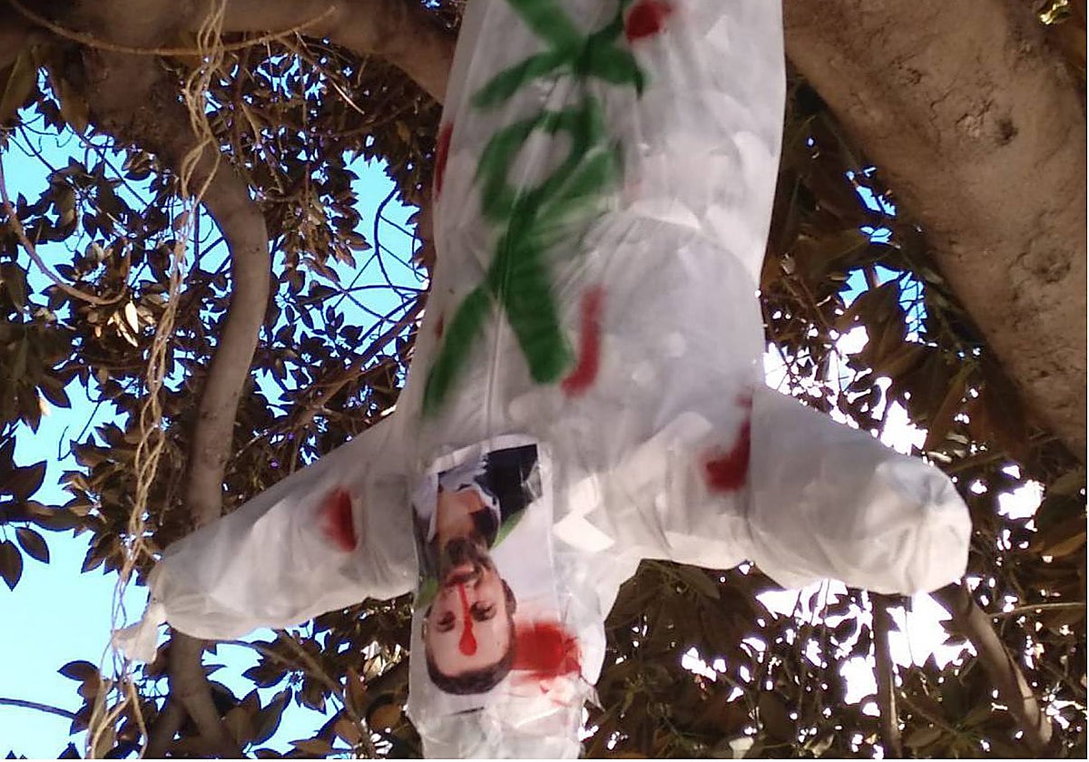 Imagen del muñeco colgado con la cara de Abascal con un tiro en la frente en Castellón