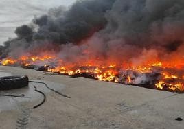 Incendio Córdoba | Investigan un fuego en una planta de neumáticos abandonada en Puente Genil