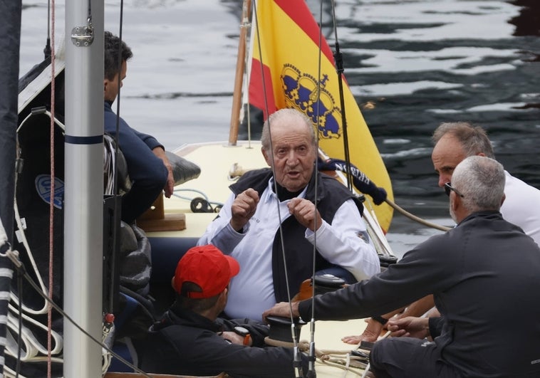 Juan Carlos I en Galicia: casi tres horas en el mar y discreción en tierra