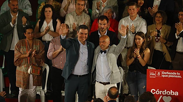 Pedro Sánchez, con Antonio Hurtado, durante el acto