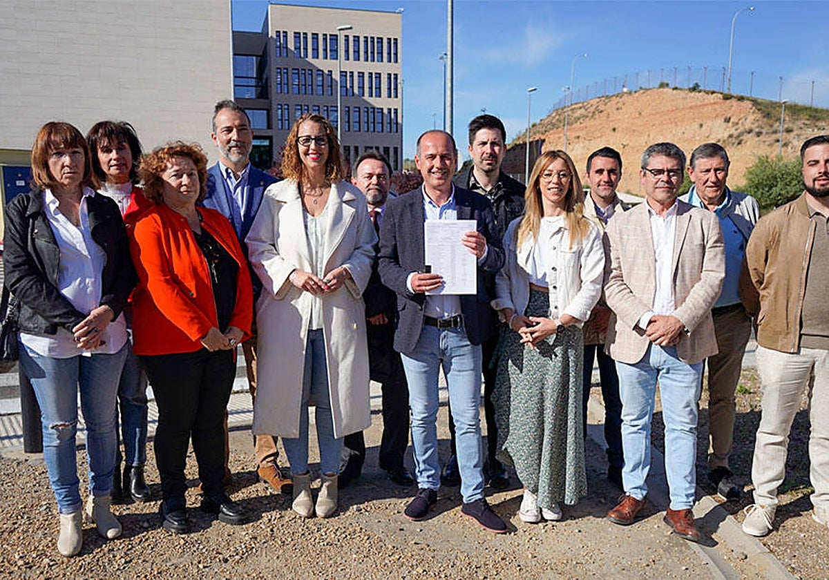 Alberto Rojo, candidato del PSOE a la alcaldía de Guadalajara, junto a miembros de su lista