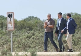 El PSOE dejó solo a Pedro Sánchez en su mitin al sol en Doñana