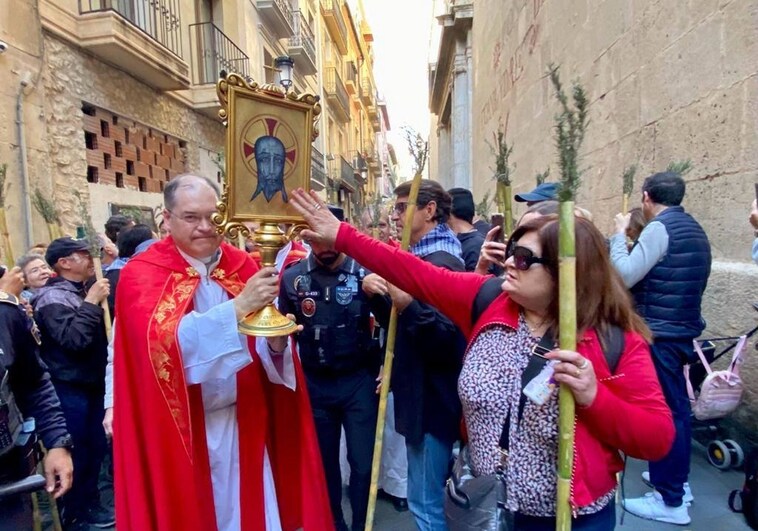 La Santa Faz y la Virgen del Remedio coinciden este jueves en la Peregrina de Alicante 25 años después