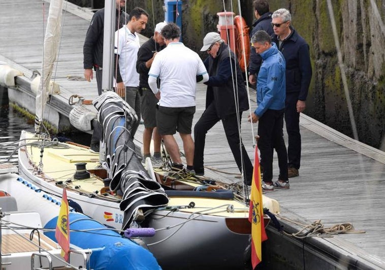 La segunda jornada de vela de Don Juan Carlos en Sangenjo, abreviada por la lluvia