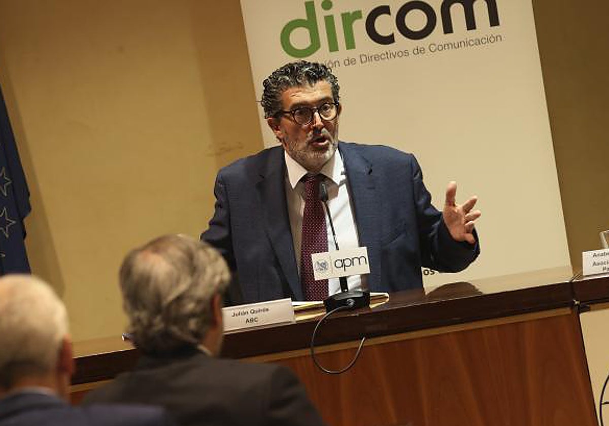 El director de ABC, Julián Quirós, este viernes en el auditorio de la Asociación de la Prensa de Madrid (APM)
