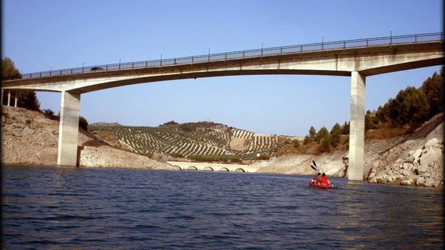 Imagen antes - Dos personas en kayak en el pantano de Iznájar donde ahora no hay agua