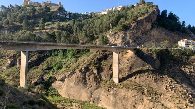 Imagen después - Dos personas en kayak en el pantano de Iznájar donde ahora no hay agua