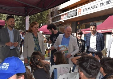 La plaza del Altozano de Albacete se llena de libros gigantes elaborados por alumnos de 20 colegios