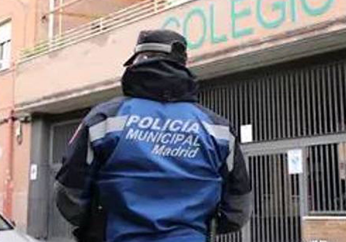 Un policía municipal de Madrid ante un colegio