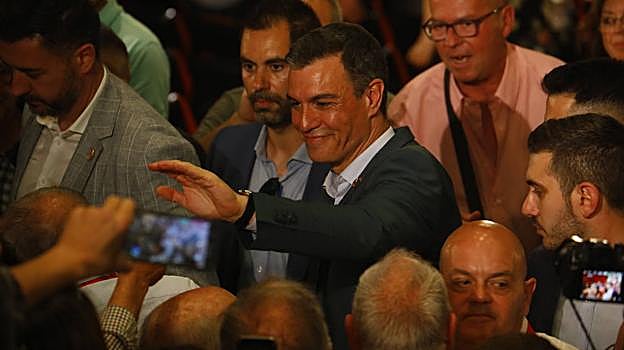 El presidente del Gobierno y líder de los socialistas, ayer antes de empezar su mitin en Córdoba