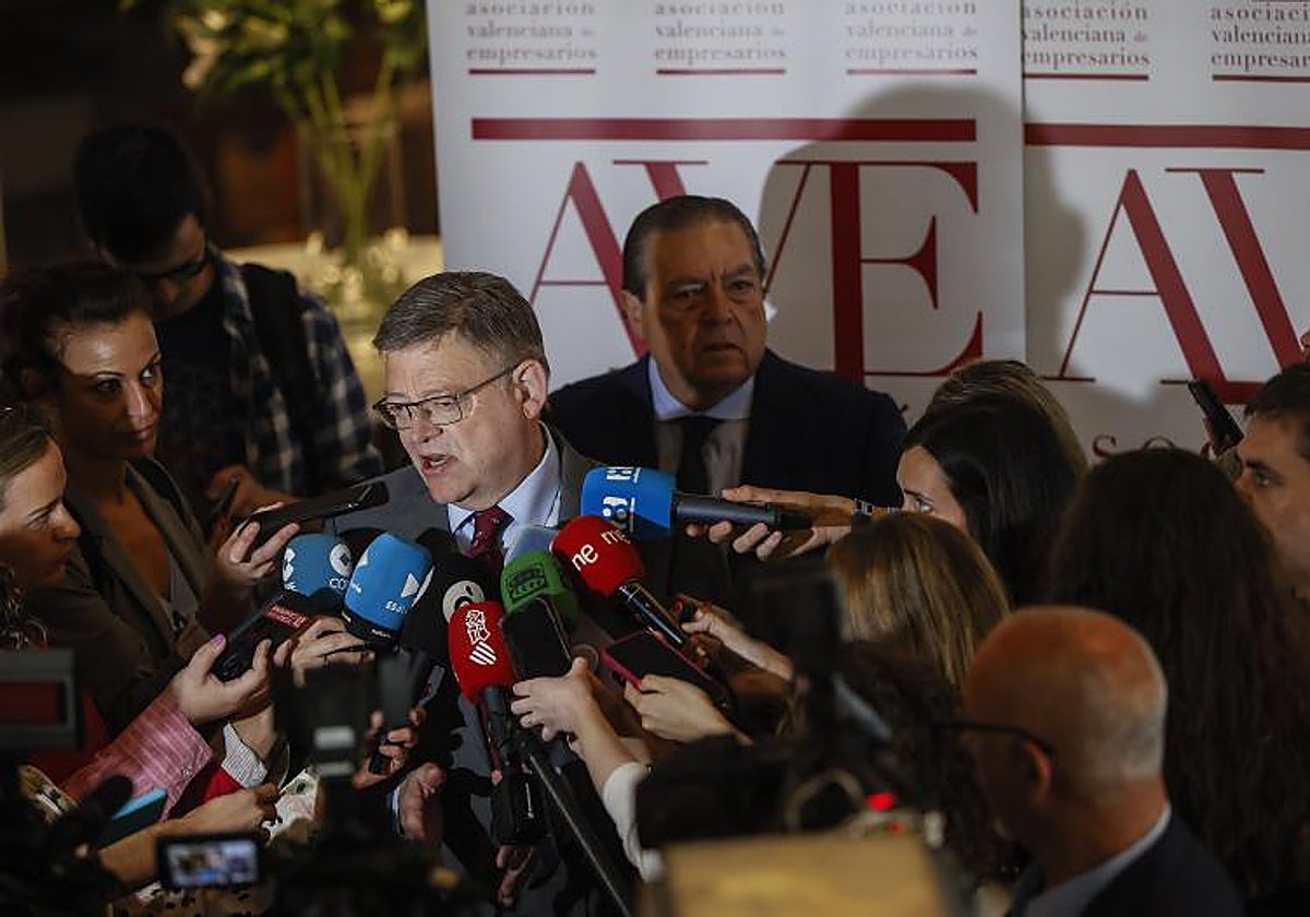 Imagen del presidente de la Generalitat Valenciana, Ximo Puig, y el presidente de AVE, Vicente Boluda
