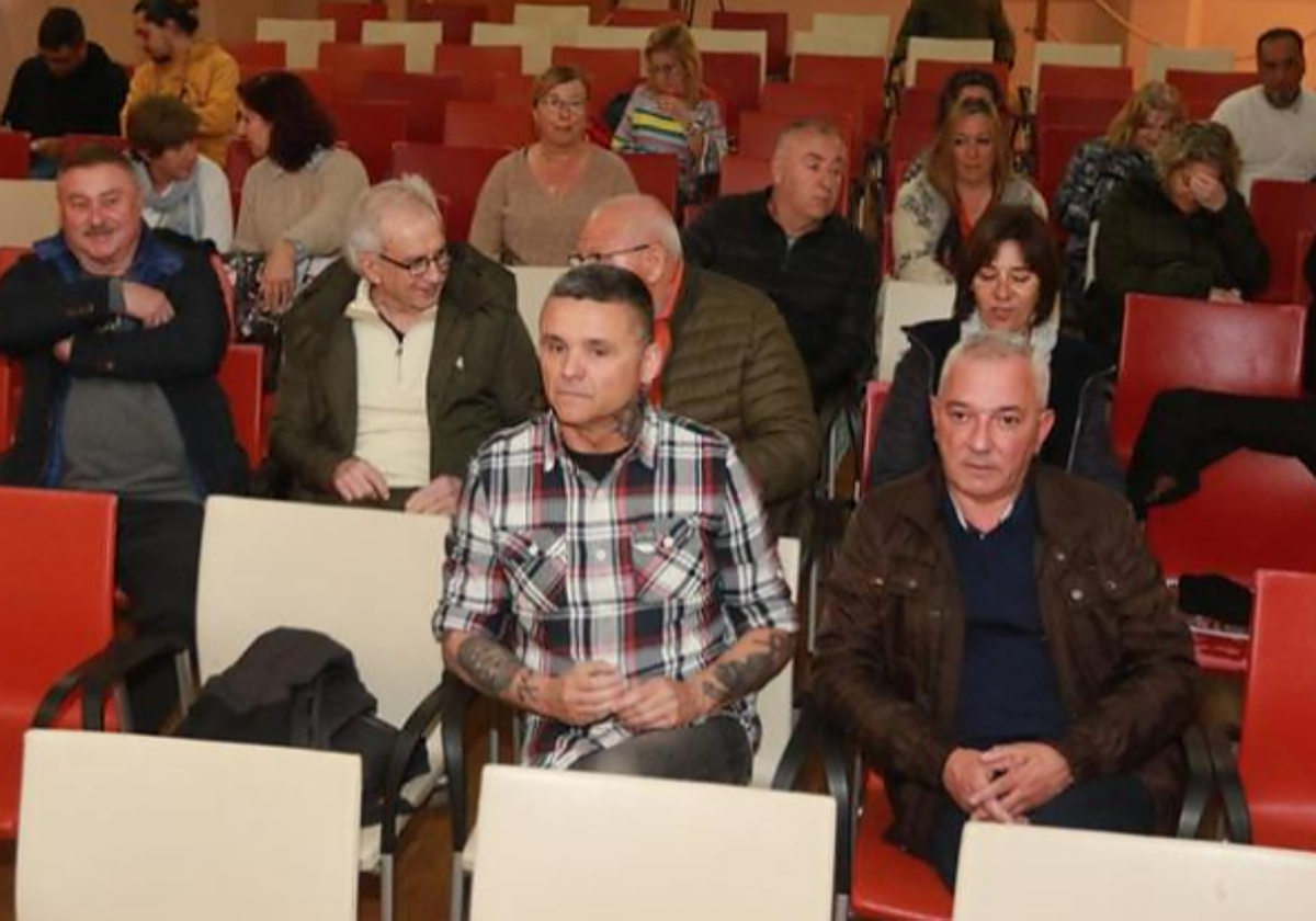 Rafael Palacios, primero por la izquierda, en la asamblea donde fue elegido el candidato al Ayuntamiento de Langreo