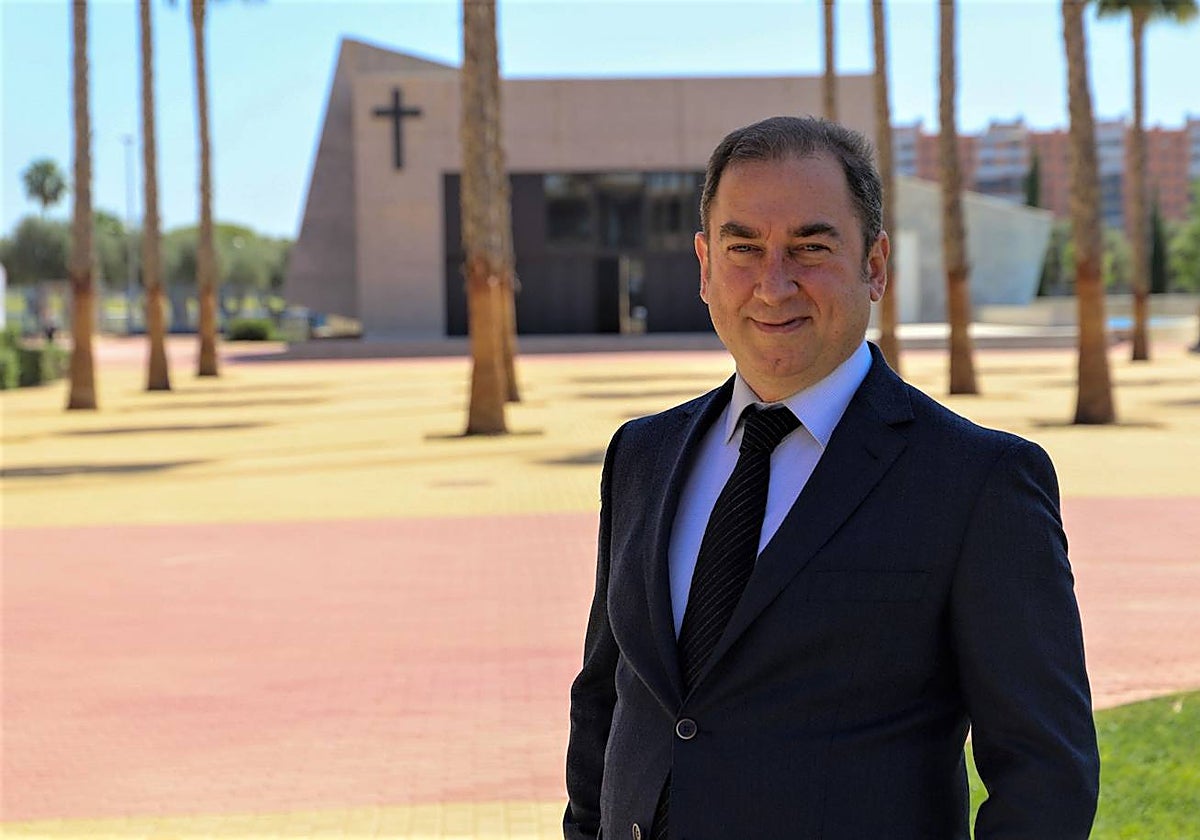 Fabio Gómez-Estern, en el campus de Loyola en Sevilla