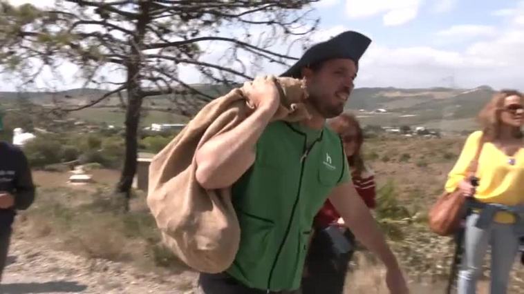 Voluntarios y escolares de Estepona reforestan la Sierra Bermeja con el método "Nendo Dango"