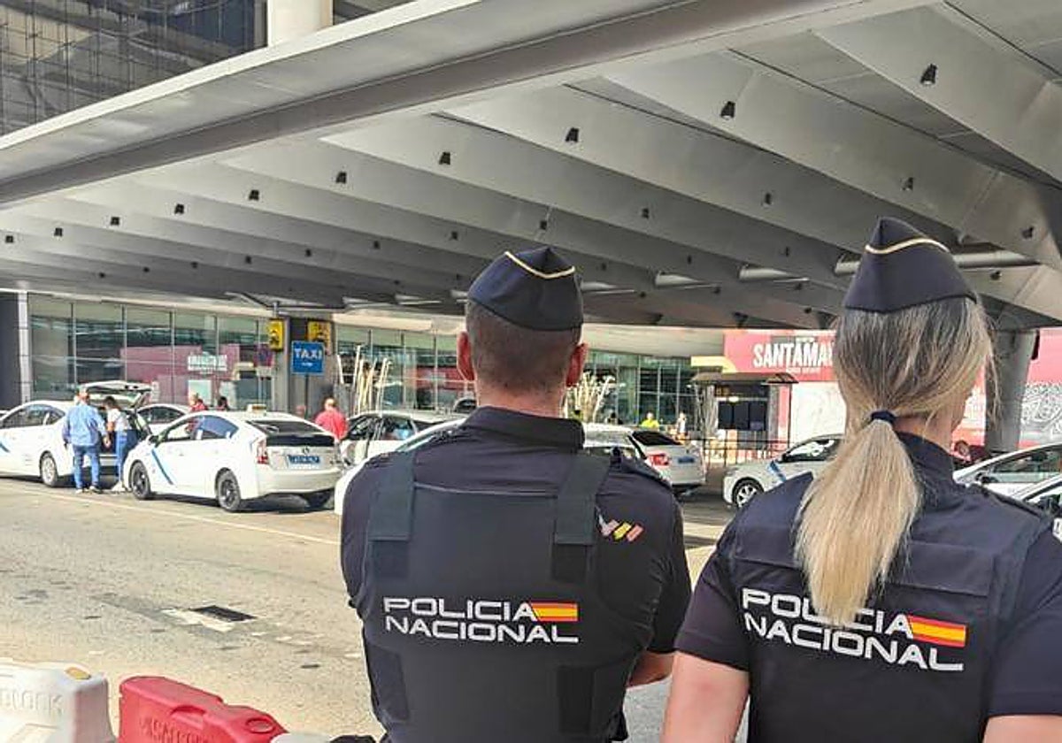 Agentes de la Policía Nacional ante un aeropuerto, en una imagen de archivo