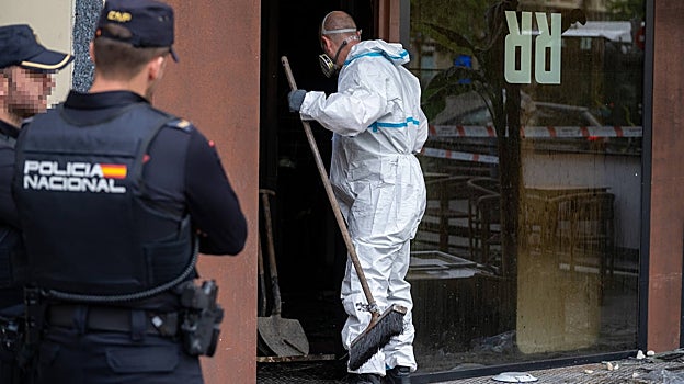 La Policía Nacional vigila la entrada al restaurante, esta mañana