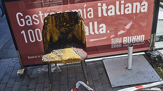 Una de las sillas del interior del restaurante, en la plaza de Manuel Becerra