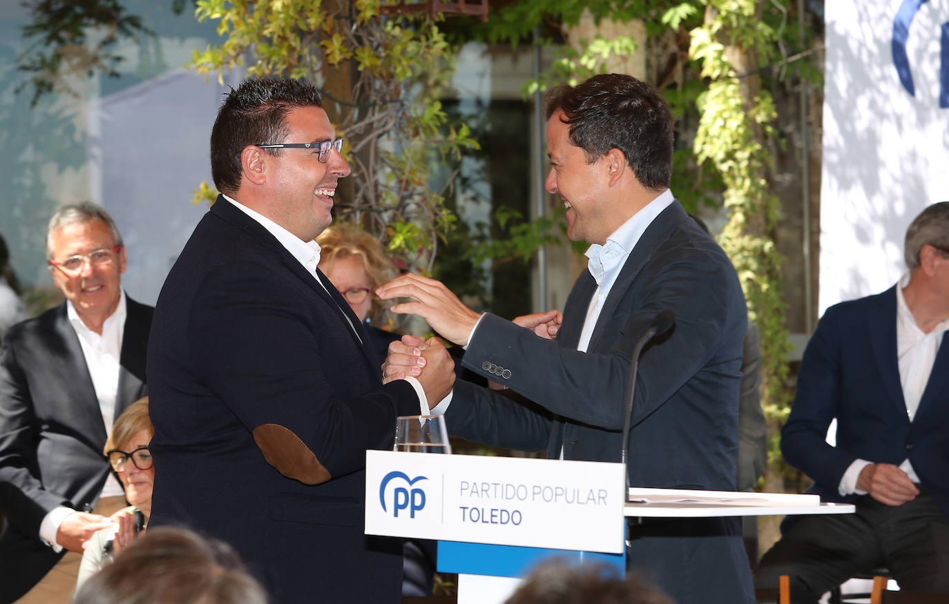 Carlos Velázquez presenta a su equipo en sociedad