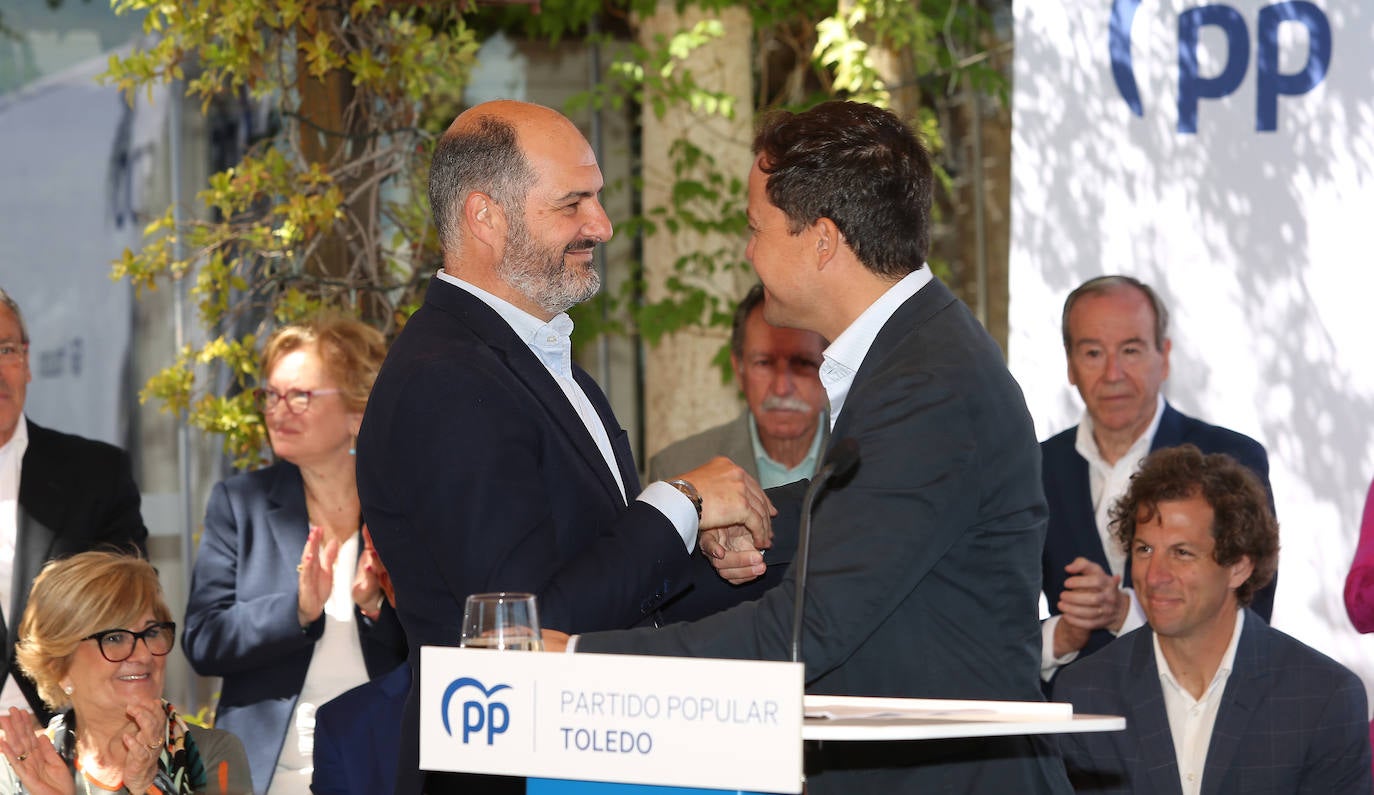 Carlos Velázquez presenta a su equipo en sociedad