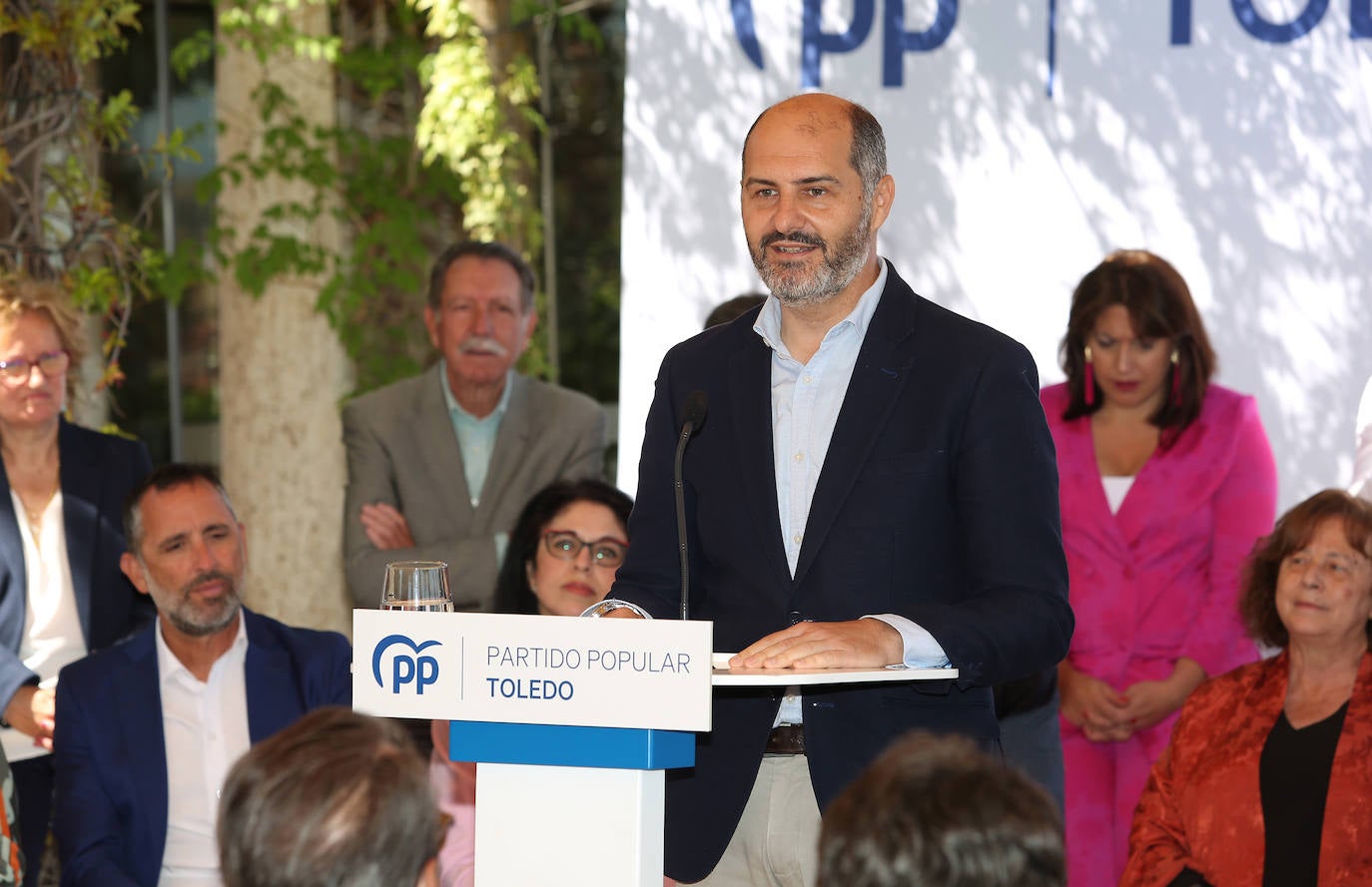 Carlos Velázquez presenta a su equipo en sociedad