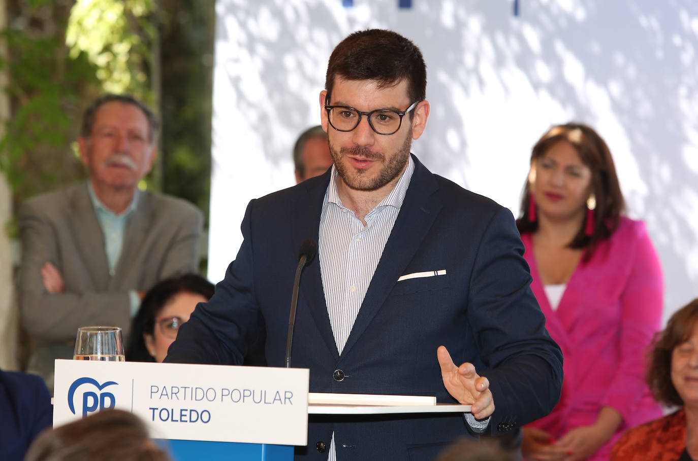 Carlos Velázquez presenta a su equipo en sociedad