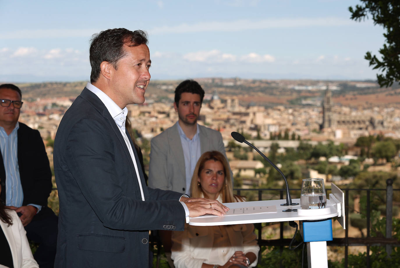Carlos Velázquez presenta a su equipo en sociedad