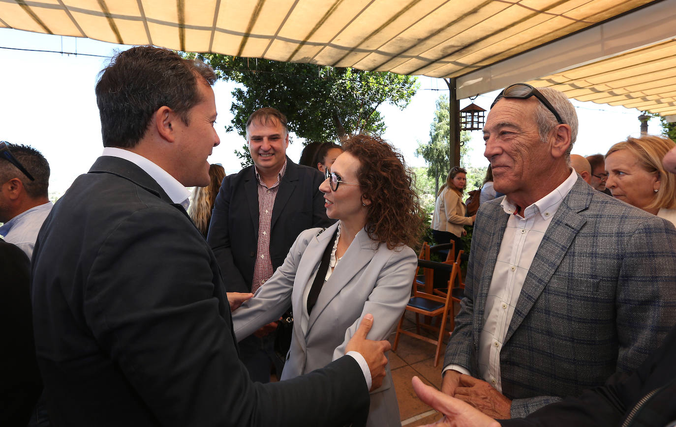 Carlos Velázquez presenta a su equipo en sociedad