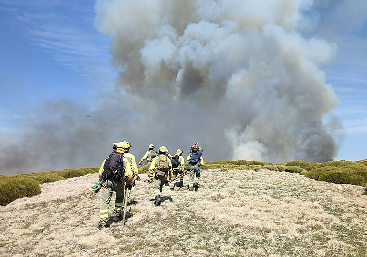 Brigadas llegando a un incendio en Candelario a finales de marzo