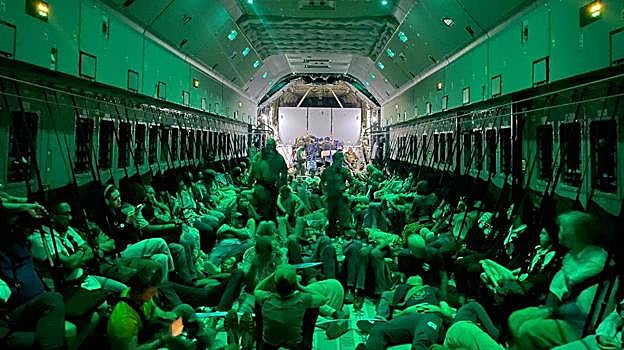 Imagen con visión nocturno del interior de la aeronave