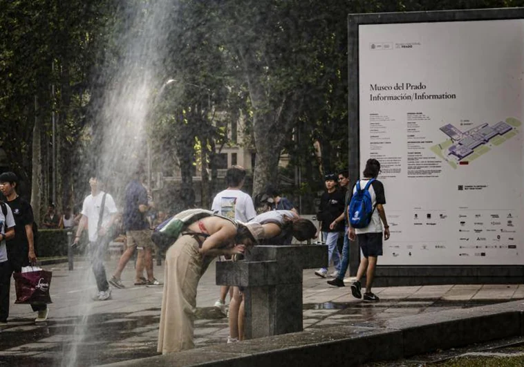 Cambios en el horario escolar, clases a la sombra y enfriadores de suelo: el plan de choque ante la ola de calor en Madrid