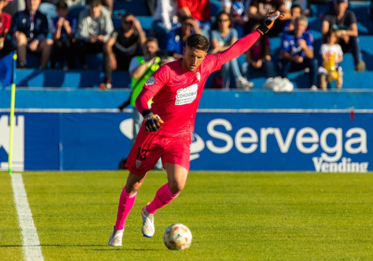 Carlos Marín golpea el balón durante un partido esta temporada