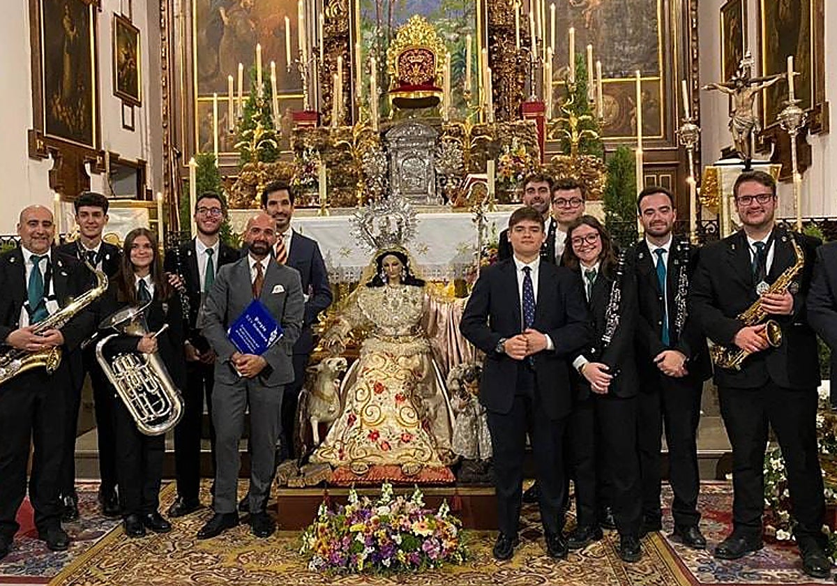 Alfonso Muñoz, junto a la Divina Pastora y músicos de la banda de la Esperanza