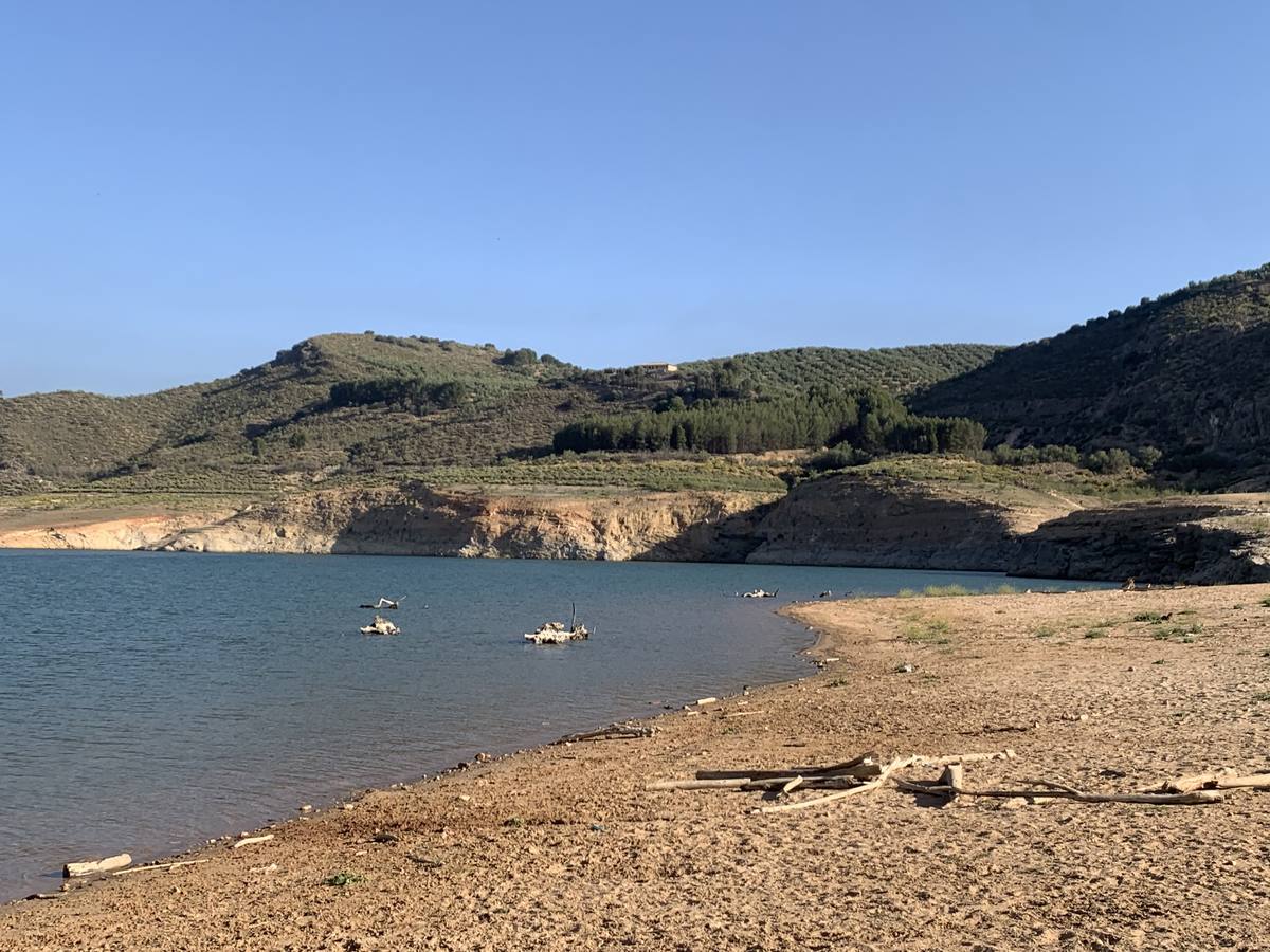 El impactante paisaje de sequía en los pantanos de Córdoba, en imágenes