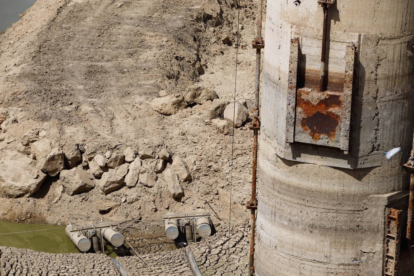 El impactante paisaje de sequía en los pantanos de Córdoba, en imágenes