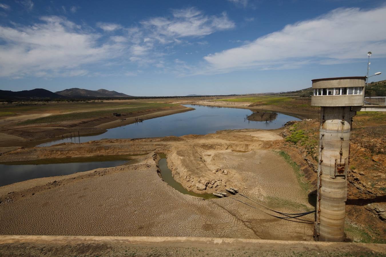 El impactante paisaje de sequía en los pantanos de Córdoba, en imágenes
